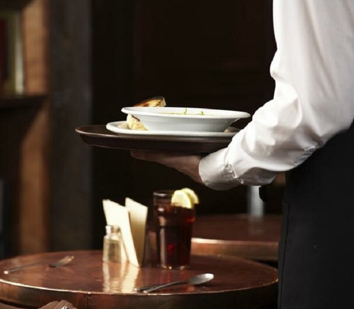 Официант торопиться убрать тарелки не только из любви к чистоте. / Фото: city-sochi.ru