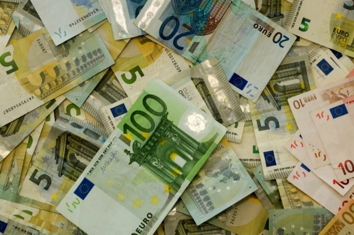 Курс евро на Мосбирже впервые с 5 февраля опустился ниже 97 рублей