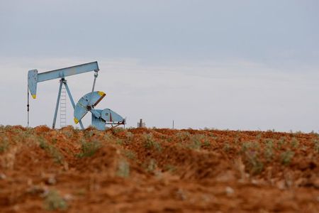 Oil rigs are seen in Midland, Texas May 9, 2008. Oil jumped to a record above $126 a barrel on Friday, extending gains to more than 11 percent since the start of the month on fuel supply concerns and a rush of speculator buying. REUTERS/Jessica Rinaldi (UNITED STATES)