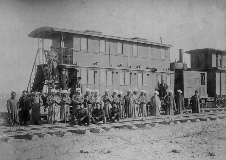 На данном изображении может находиться: один или несколько человек и на улице