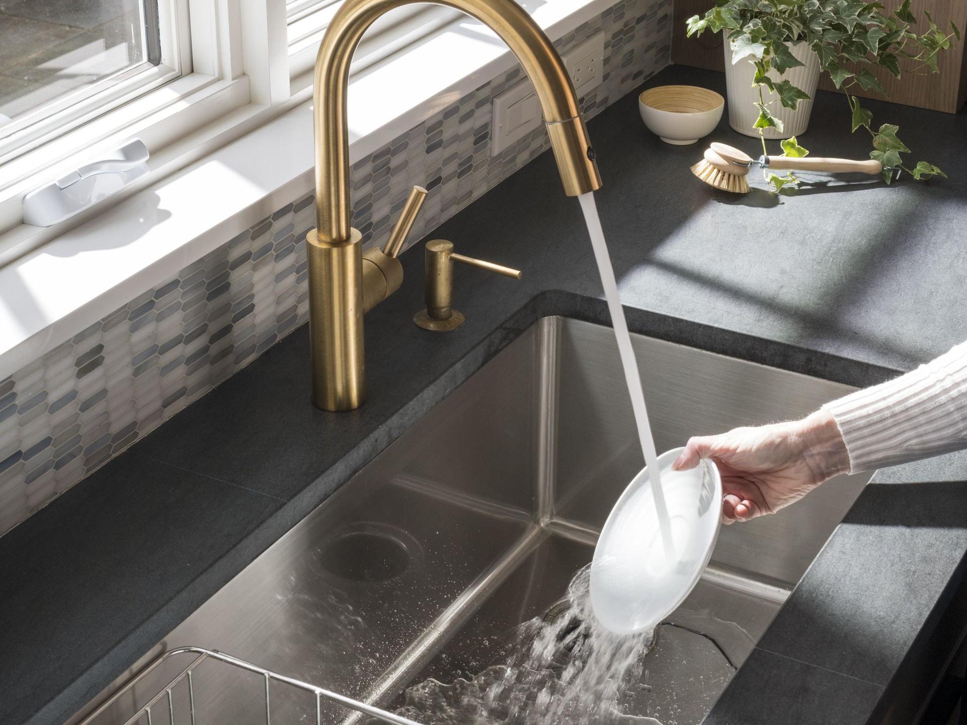 6 вещей, которые бабушки всегда делают во время уборки (и нам стоит это перенять) пятна, чтобы, можно, уксус, очень, только, бокалы, просто, помощью, поверхности, минут, тряпкой, апельсинов, добавлением, пятно, добавьте, становятся, средства, цитрусов, использовать