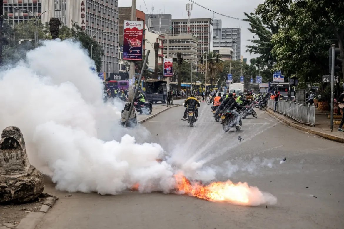 В Кении полиция применила слезоточивый газ, когда люди потребовали отставки президента
