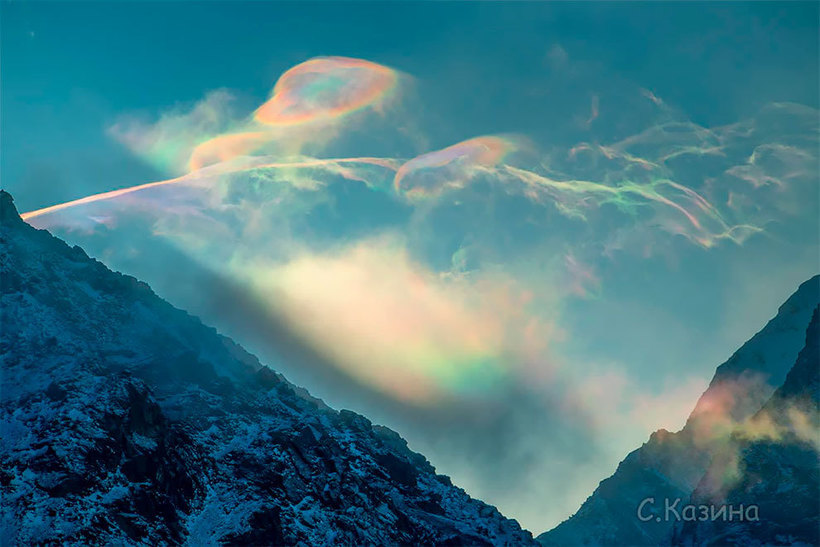 Фотограф запечатлел редкие эфирные облака в Сибири Казина, солнцем, пузыри, мыльные, напоминает, явление, оттенками, Своими, луной, появилась, разводы, совсем, находится, когда, видимым, становится, облаке, происходит, рядом, масла