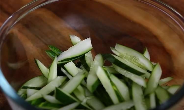 Сезонные огурцы стали лучше любых салатов: за 5 минут превратили в гениальную закуску закуски,салаты