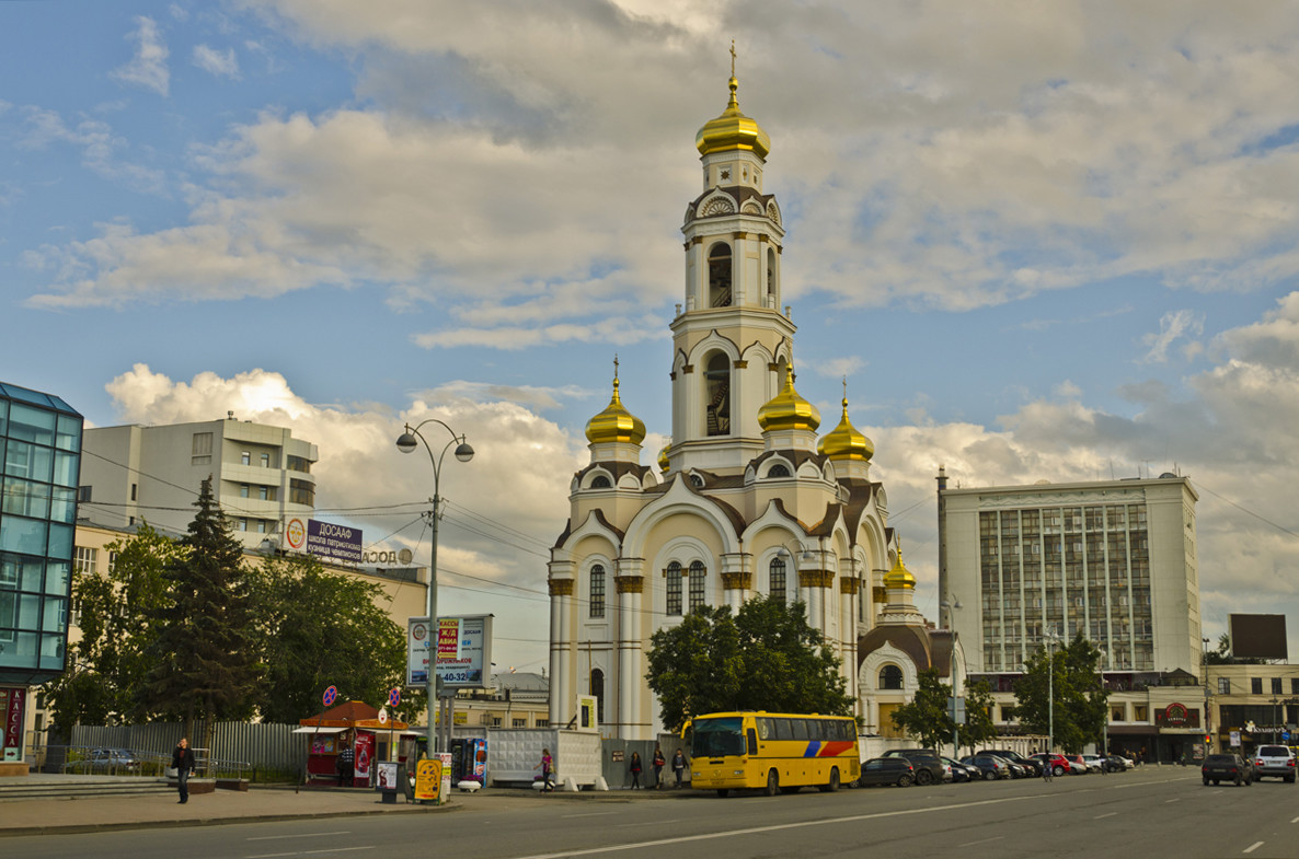 Большой екатеринбург. Храм большой Златоуст Екатеринбург. Храм-колокольня большой Златоуст. Максимилиановская Церковь большой Златоуст. Храм колокольня в Екатеринбурге.