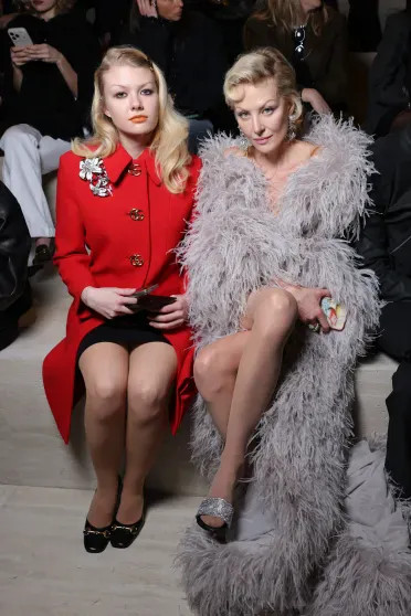 Неделя моды в Милане: Деми Мур в новом образе, Рената Литвинова с дочерью, Арина Соболенко и Кейт Мосс на показе Gucci Версаче, Донателла, Литвинова, Gucci, Милане, Арина, Рената, чёрной, Ромео, многие, пришла, Соболенко, Демны, экстремистской, организацией, коллекции, Пэрис, показ, ФеррариEsDeeKidПо, подиуму