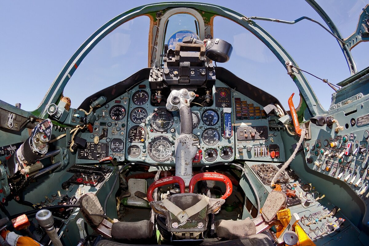 Внутри кабины обычного Су-25. Авторство: Alex Beltyukov - RuSpotters Team. Gallery page http://www.airliners.net/photo/Russia---Air/Sukhoi-Su-25/2185249/LPhoto http://cdn-www.airliners.net/aviation-photos/photos/9/4/2/2185249.jpg, CC BY-SA 3.0, https://commons.wikimedia.org/w/index.php?curid=27355715