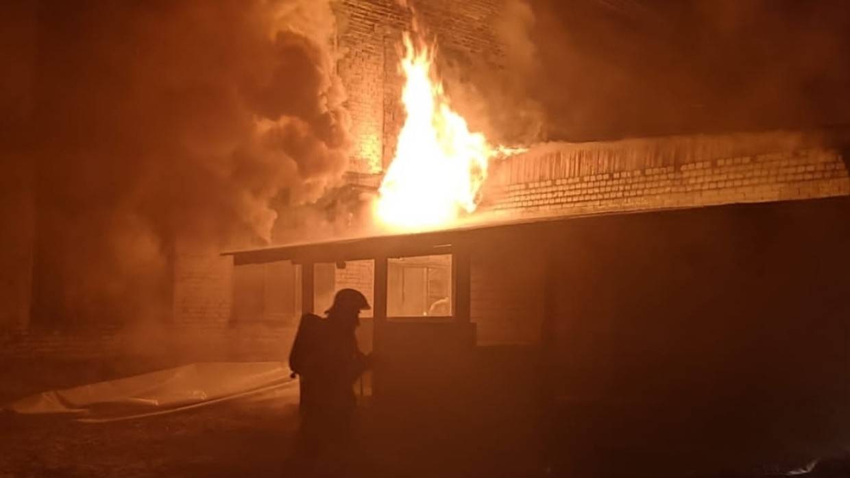 Кровля банкетного зала вспыхнула в Казани