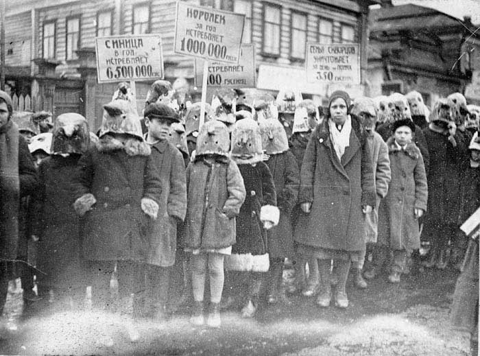Демонстрация в защиту полезных птиц. СССР, 1934 год. Демонстрация в защиту полезных птиц. СССР, 1934 год.