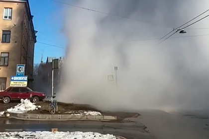 Фонтан кипятка затопил улицу в Санкт-Петербурге