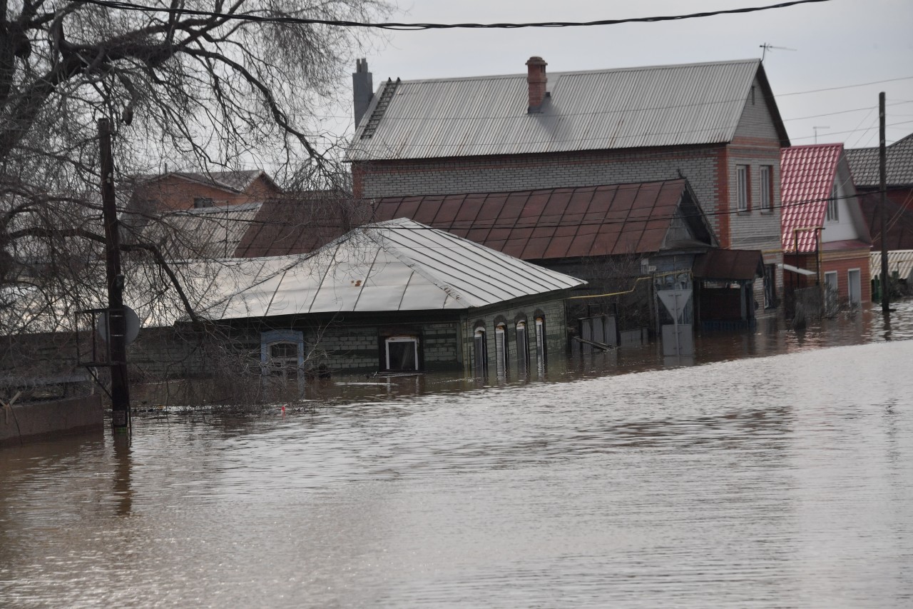 Показавшемуся из воды Орску грозит новый потоп: На границе с Казахстаном прорвало дамбу