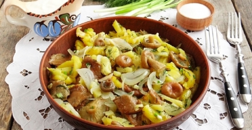 Жареная картошка с солеными грибами: простое постное блюдо