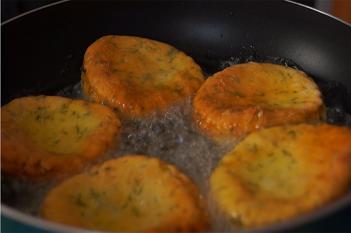 Лепешки с зеленью Лепешки с зеленью выпечка,кулинария