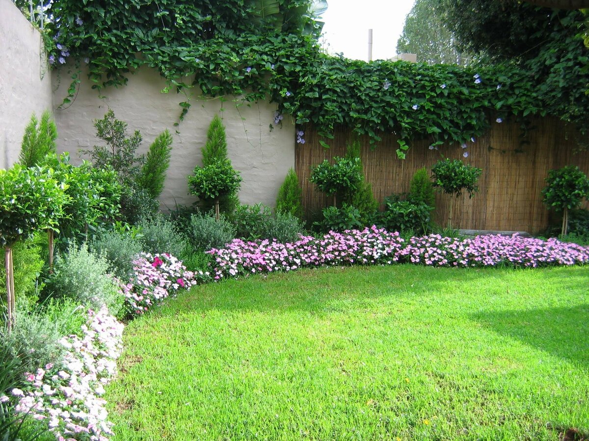 Маленький сад, несомненно, может стать уютным уголком для отдыха и радостных моментов, но как сделать его более просторным и функциональным?-10