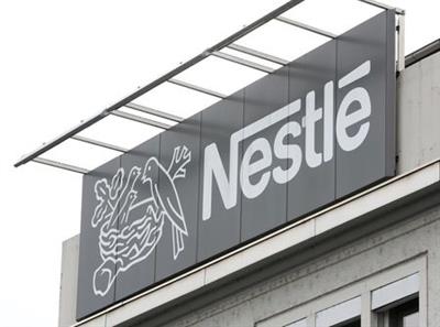 FOTO DE ARCHIVO: El logotipo de Nestlé en su planta de Konolfingen, Suiza, el 28 de septiembre de 2020. REUTERS/Arnd Wiegmann