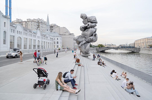 Как скульптура Урса Фишера "Большая глина № 4" рассорила Москву: реакция звезд и сети