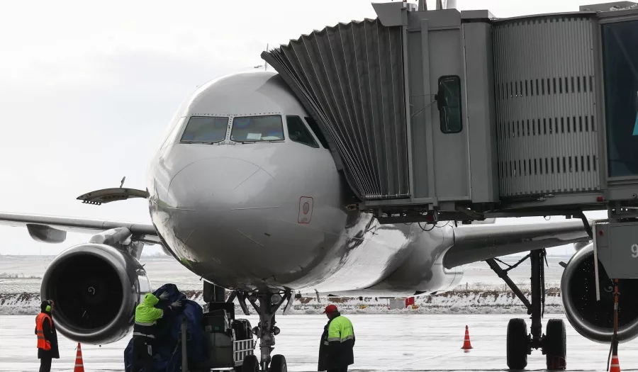 Рейс из Москвы в Петербург задержали из-за пассажира, начавшего бурно искать свои вещи на борту