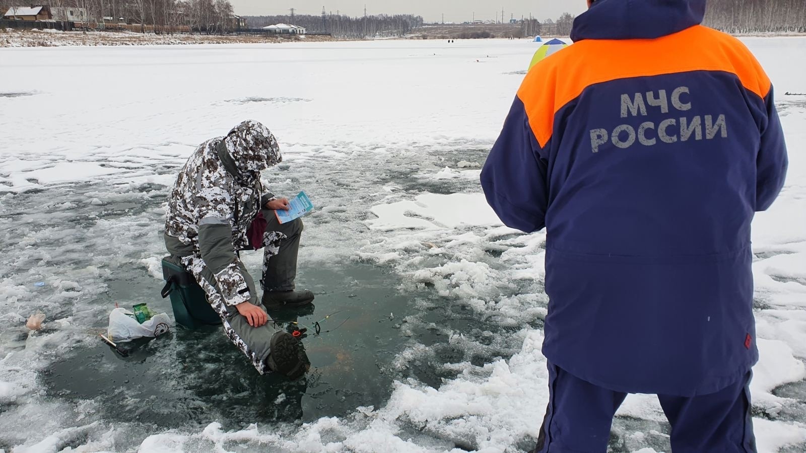 Рыбак провалился в полынью на реке Лена в Усть-Куте, мужчину спасли