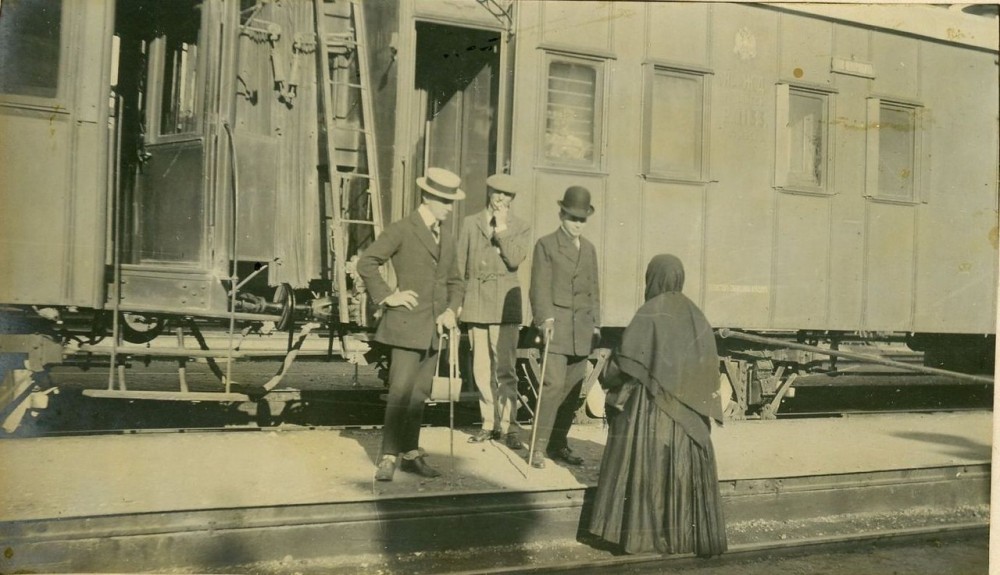 1910 год. У вагона.