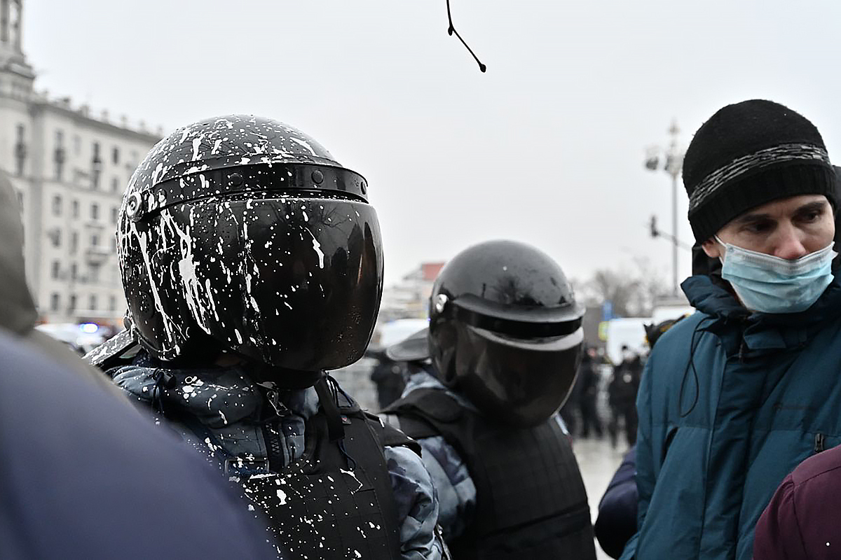 Около 40 полицейских пострадали на незаконном митинге в Москве