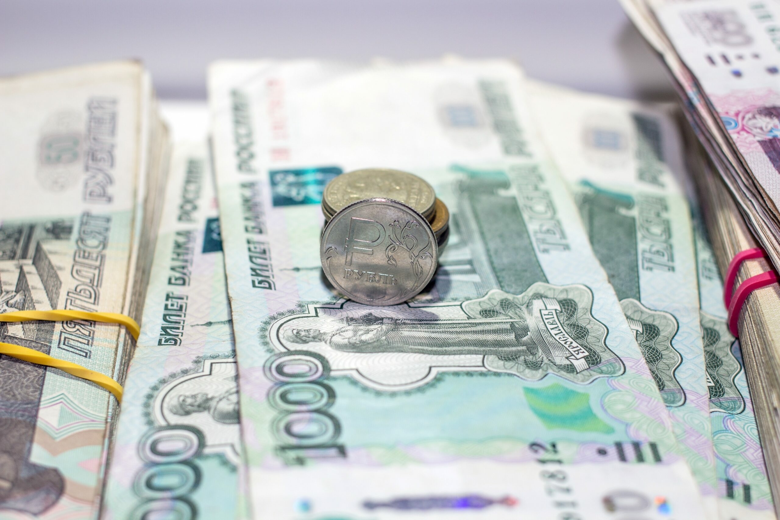 Деньги получат не все: СФР переведет россиянам на карты до 13,5 тысяч рублей