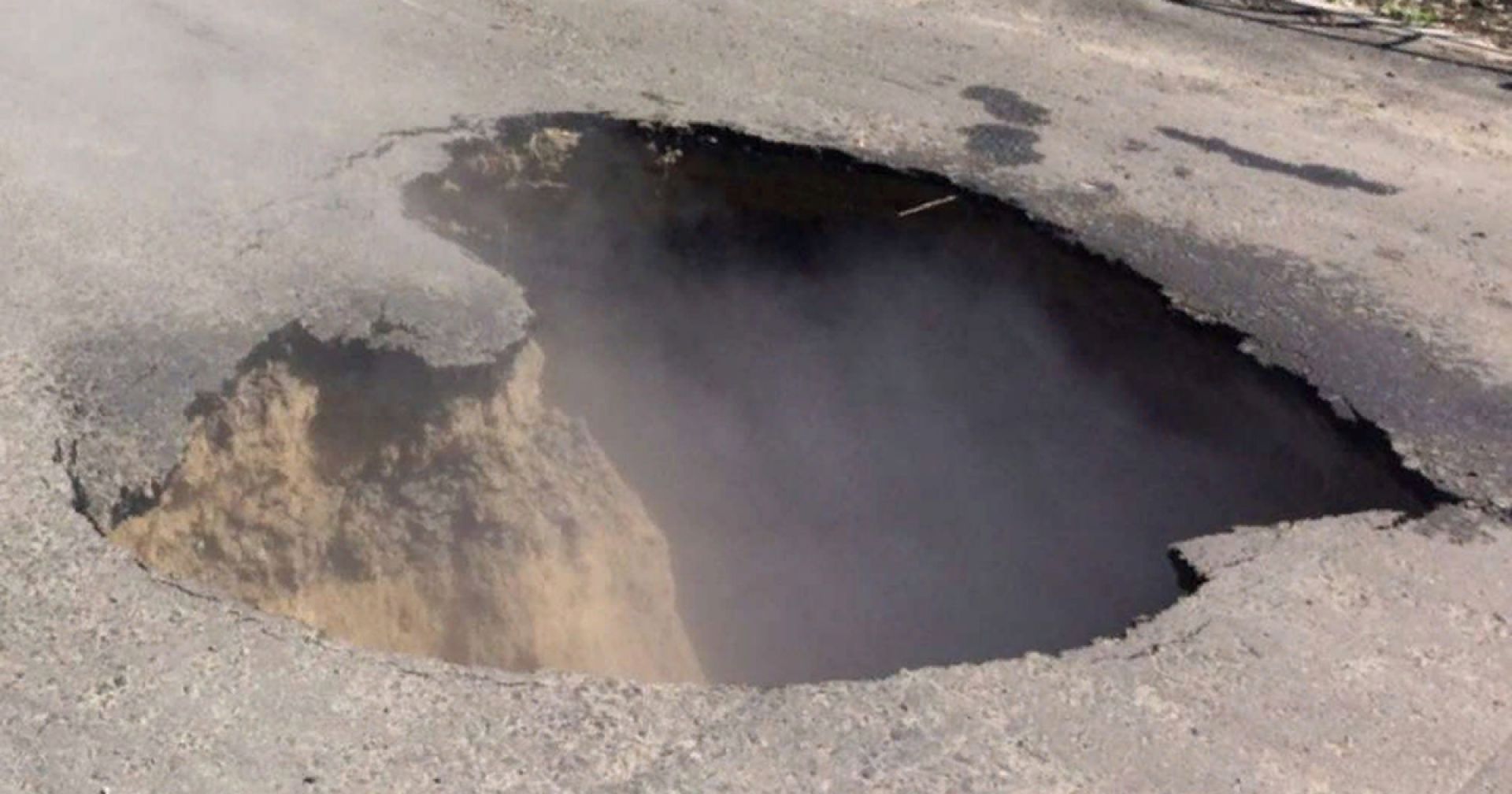 Пролив земли кипятком. Яма с водой. Большая яма с водой.