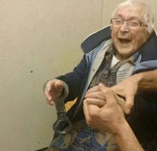 Полиция Нидерландов арестовала 99-летнюю бабулю, потому что это была одна из ее несбывшихся мечт.