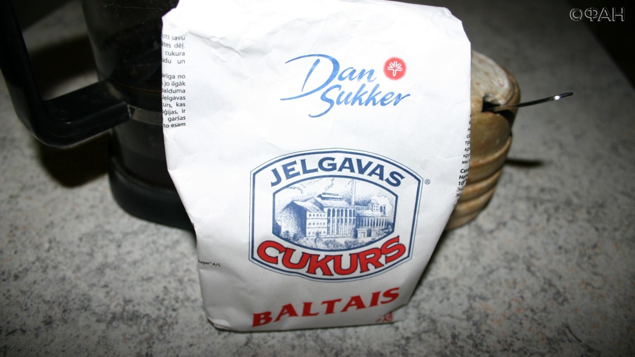 На упаковке сахара из Дании — картинка с изображением бывшей фабрики в Елгаве, на месте которой теперь ровная полянка.