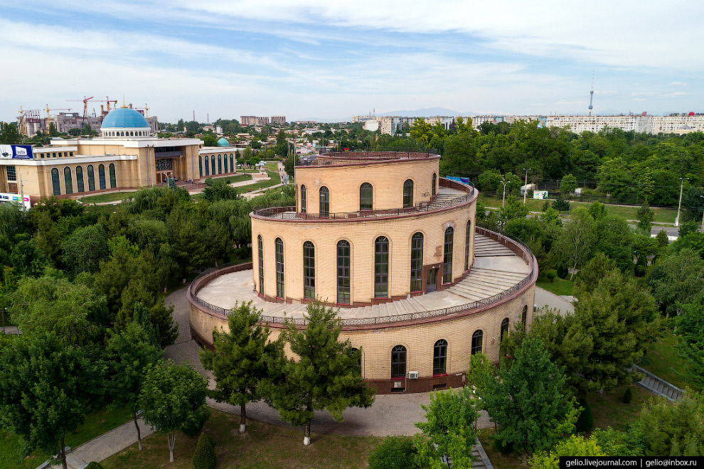 Дом детского творчества, в народе это здание называют Улиткой.