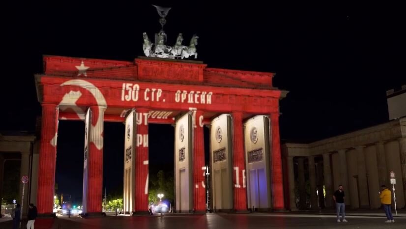 Бранденбургские ворота перед Днём Победы (кадр видео)