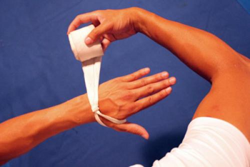 Базовые техники бинтования рук бинтами для бокса. Как правильно бинтовать боксерские бинты? 05