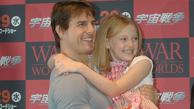 tom cruise holding dakota fanning
