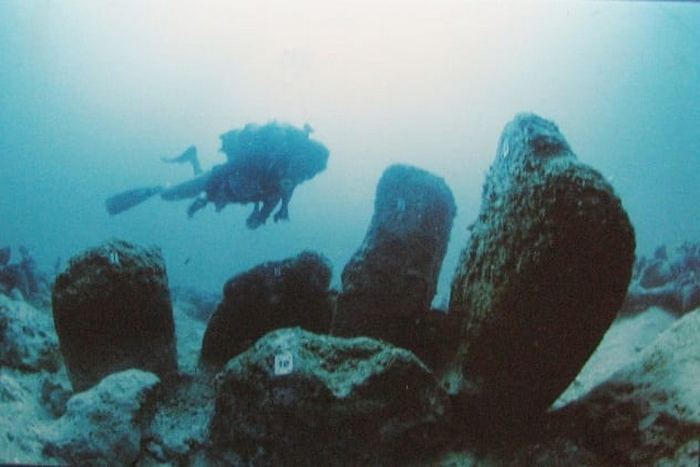 Древний город в водах Средиземного моря.