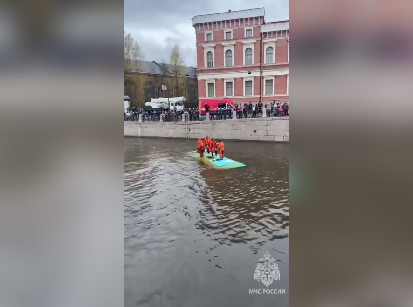 В Петербурге возбудили уголовное дело после падения лазурного автобуса в реку Мойку