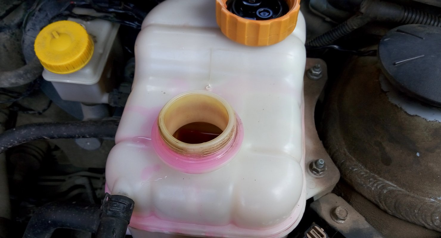 Антифриз выплескивается из бачка — причины
