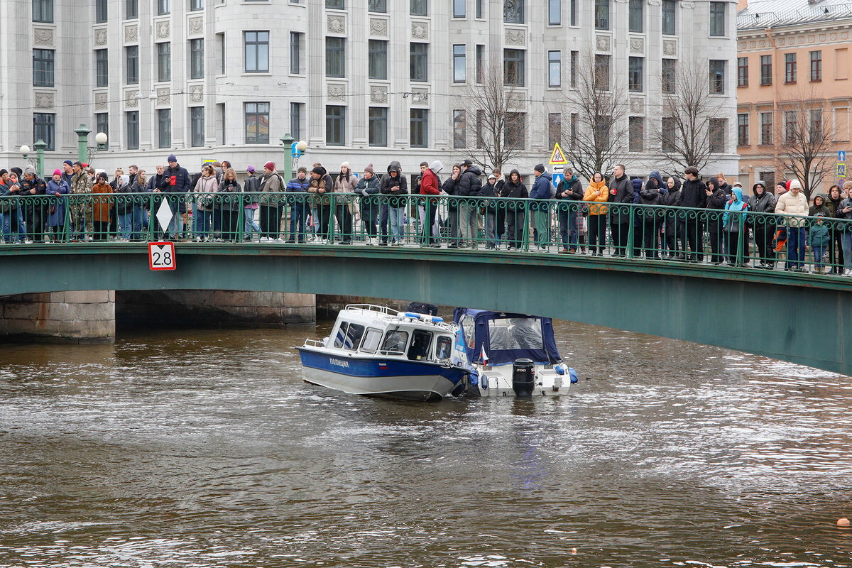 ТАСС: число погибших при падении автобуса в реку в Петербурге выросло до четырех