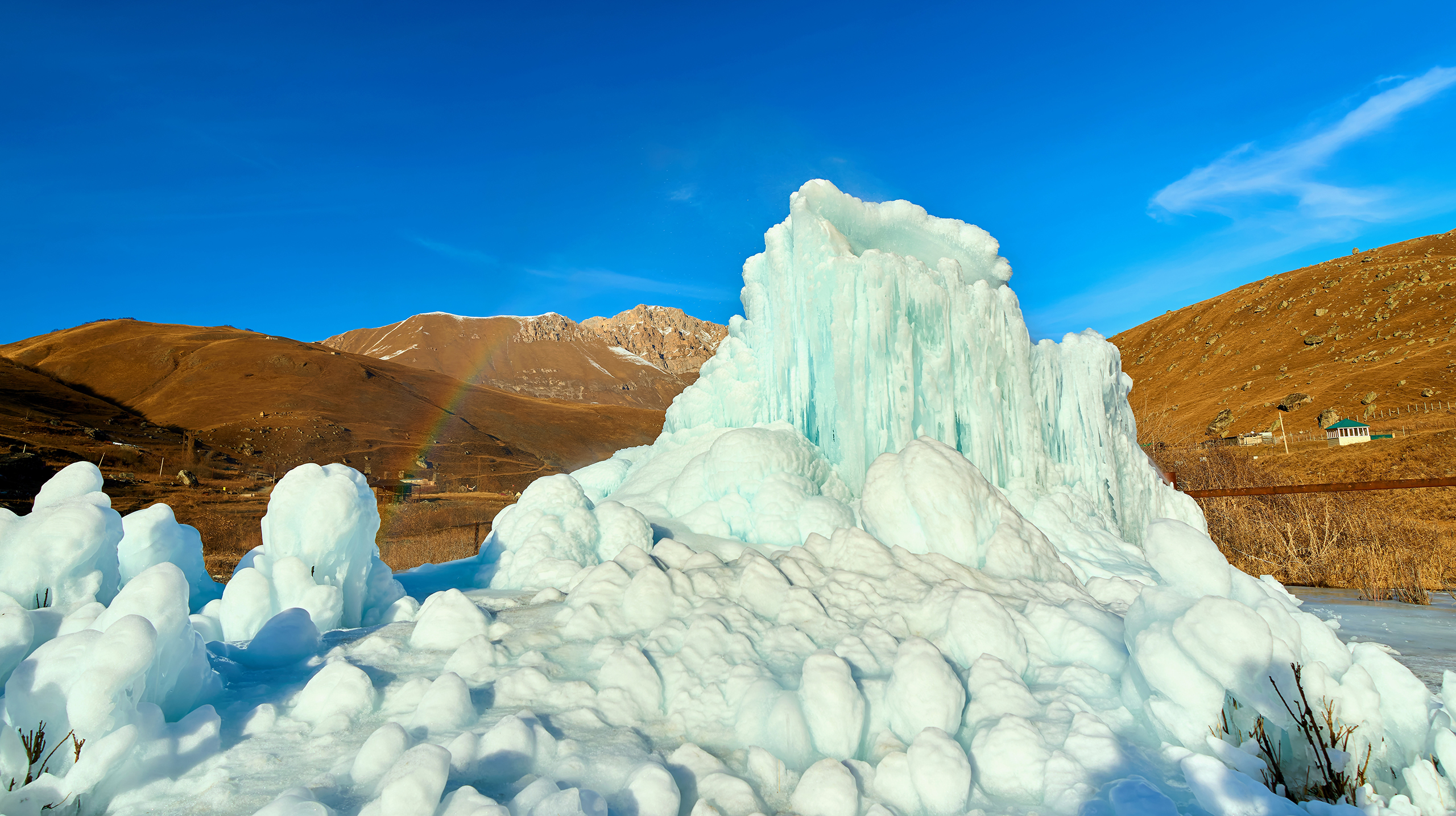 Ледяные вулканы: что выстреливает из жерла вместо лавы