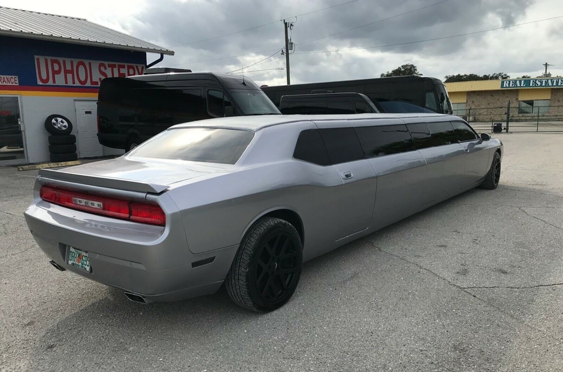 Посмотрите на лимузин Dodge Challenger с дверями в стиле «крыло чайки» Посмотрите на лимузин Dodge Challenger с дверями в стиле «крыло чайки» Новости