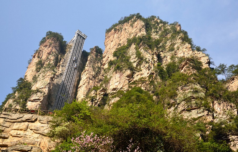 Bailong Elevator – самый высокий лифт в мире, поднимающий туристов на вершину скалы авиатур