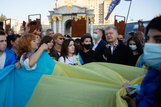 «Зелень падает осенью»: Порошенко намекнул на скорую смену власти в Украине