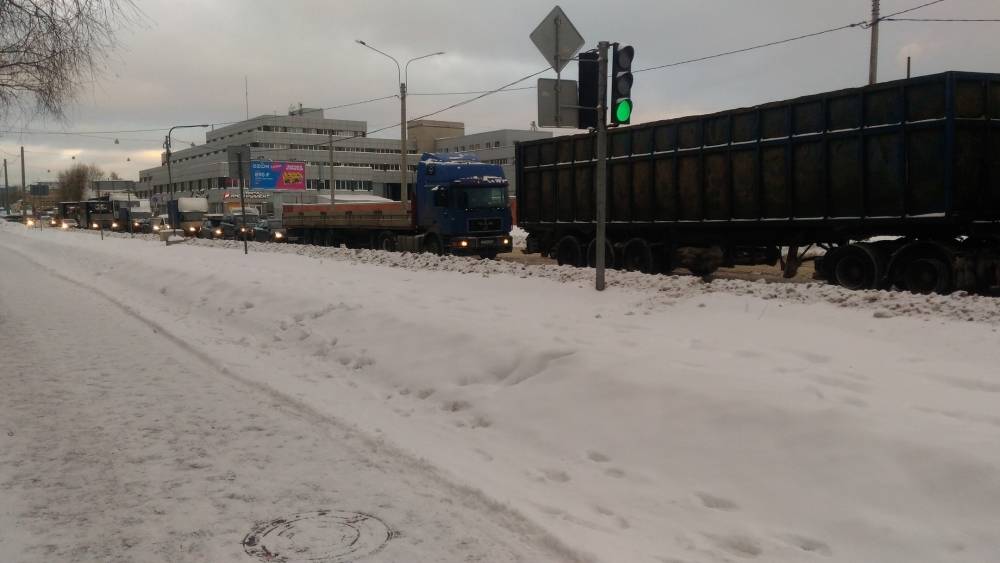 Большегрузы в снежном плену: автомобили застряли на шоссе близ Курьерского проезда в Петербурге