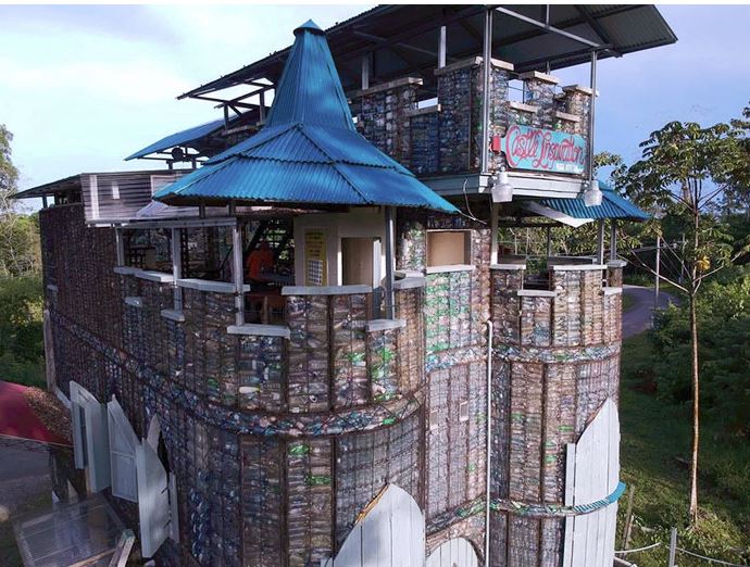 Мужик строит дома из пластиковых бутылок - но выглядят они совсем как обычные дом