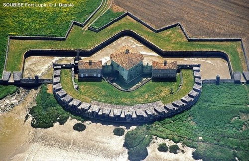 7 Потрясающих крепостей на побережье Франции время, между, расположен, острова, является, Шаранта, находится, побережье, построен, Ильд’Экс, которая, Наполеона, местом, чтобы, годами, можно, Charente, увидеть, полпути, берегов