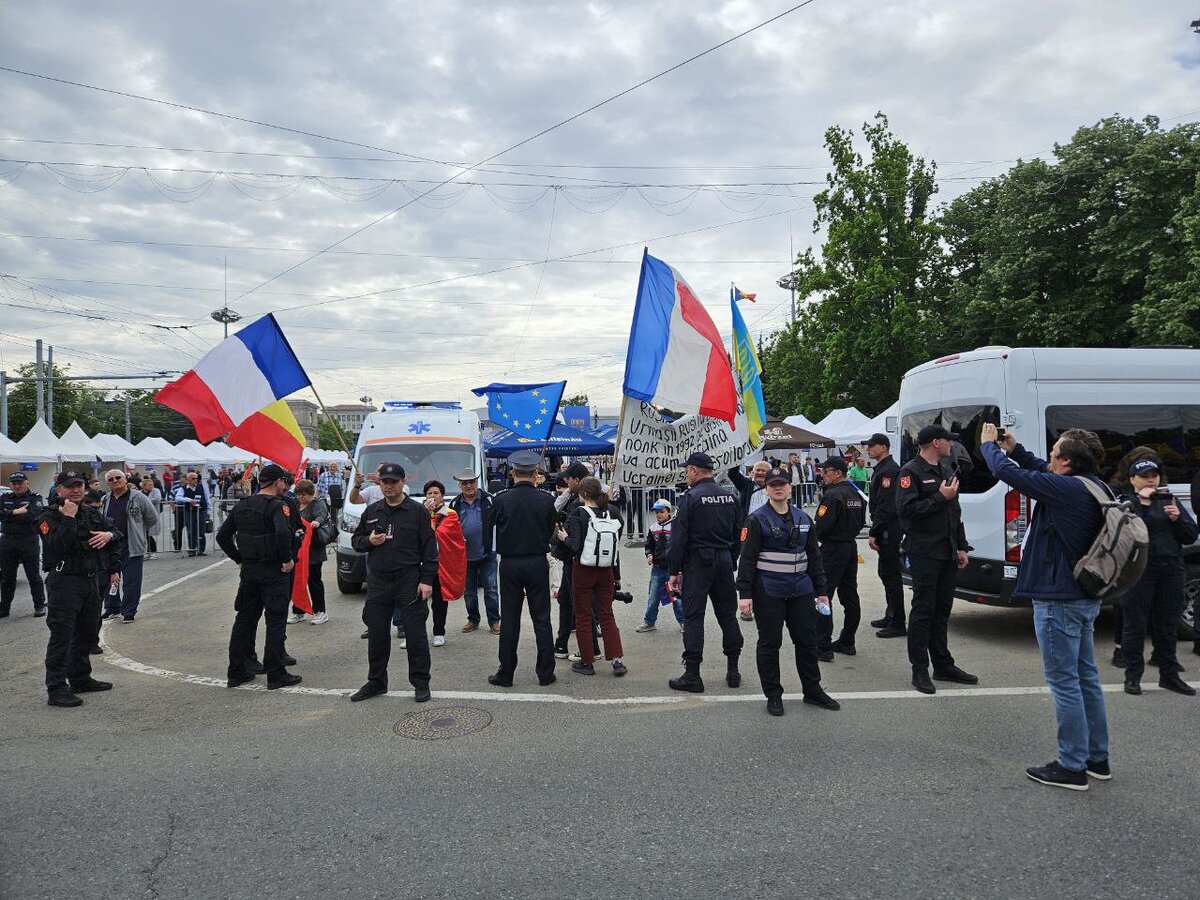 Десятки тысяч человек с георгиевскими лентами, знаменами Победы и фотографиями своих героических предков приняли участие в праздновании Дня Победы в Молдове.-6