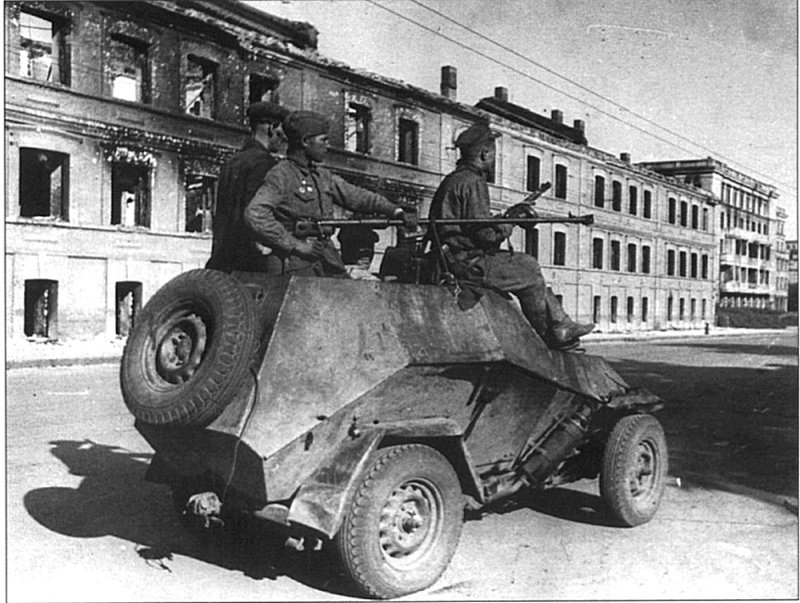 Советский бронеавтомобиль БА-64 с солдатами. В полевых условиях с бронеавтомобиля демонтирована башня и установлено противотанковое ружье. военная техника, вторая мировая война, история