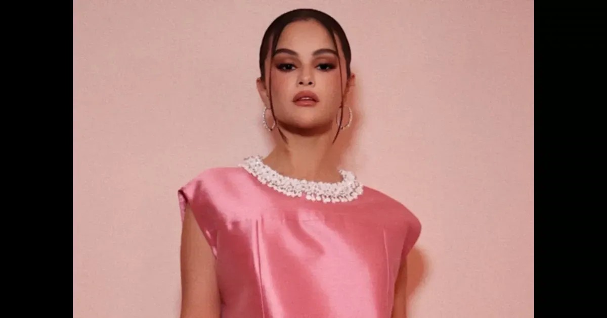 Селена Гомес в розовом мини-платье посетила вечеринку своего косметического бренда