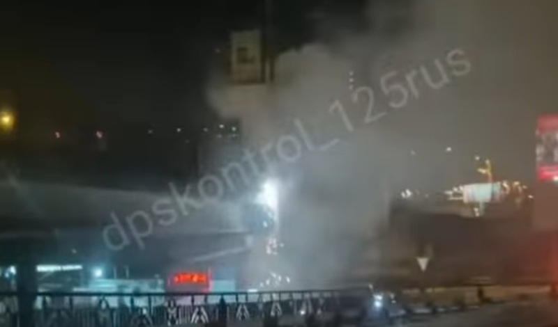 Искры во все стороны: на Некрасовском путепроводе загорелась проводка — видео