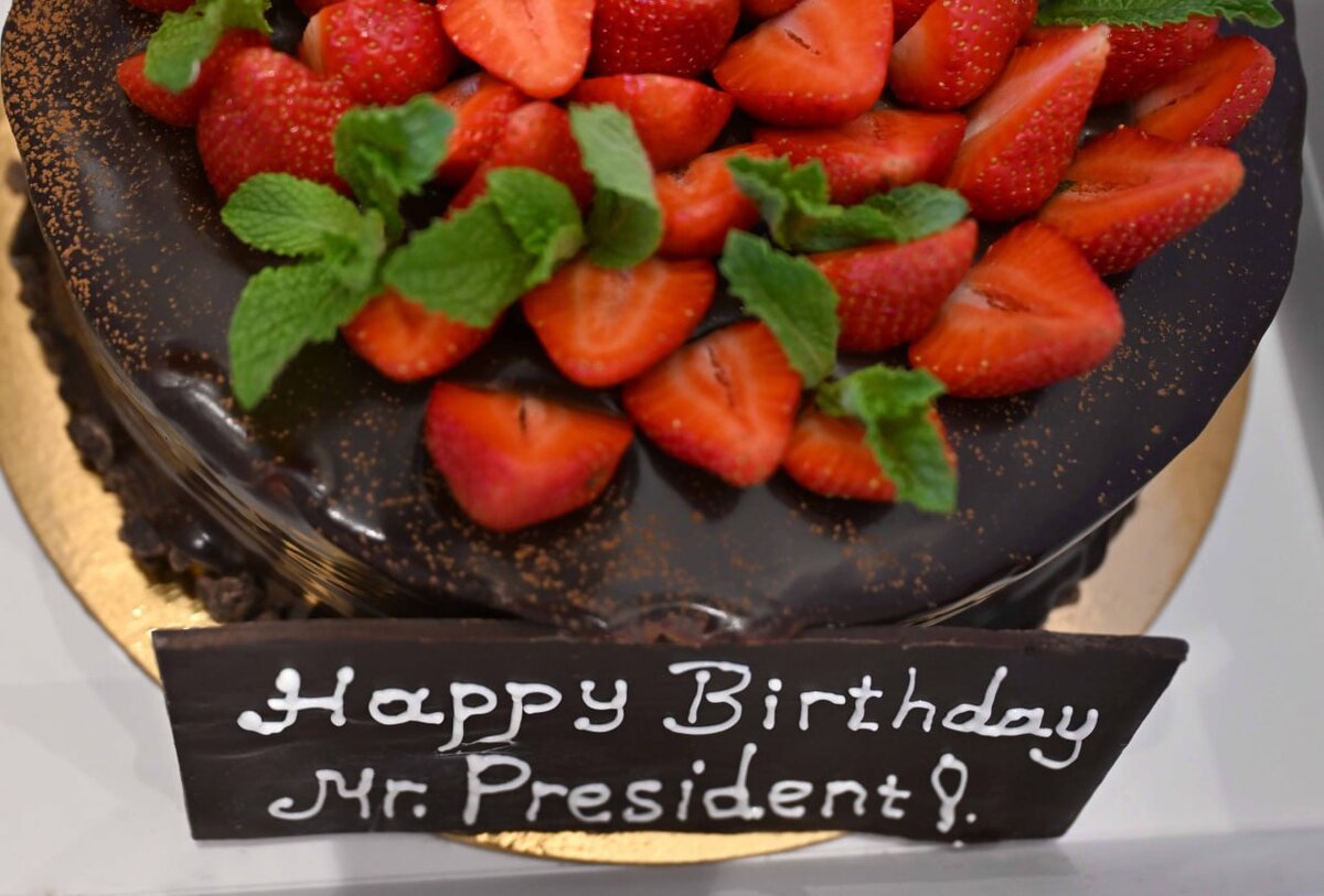 Торт в честь Дня рождения Токаева от премьер-министра Малайзии Анвара Ибрагима. Фото: пресс-служба президента Казахстана