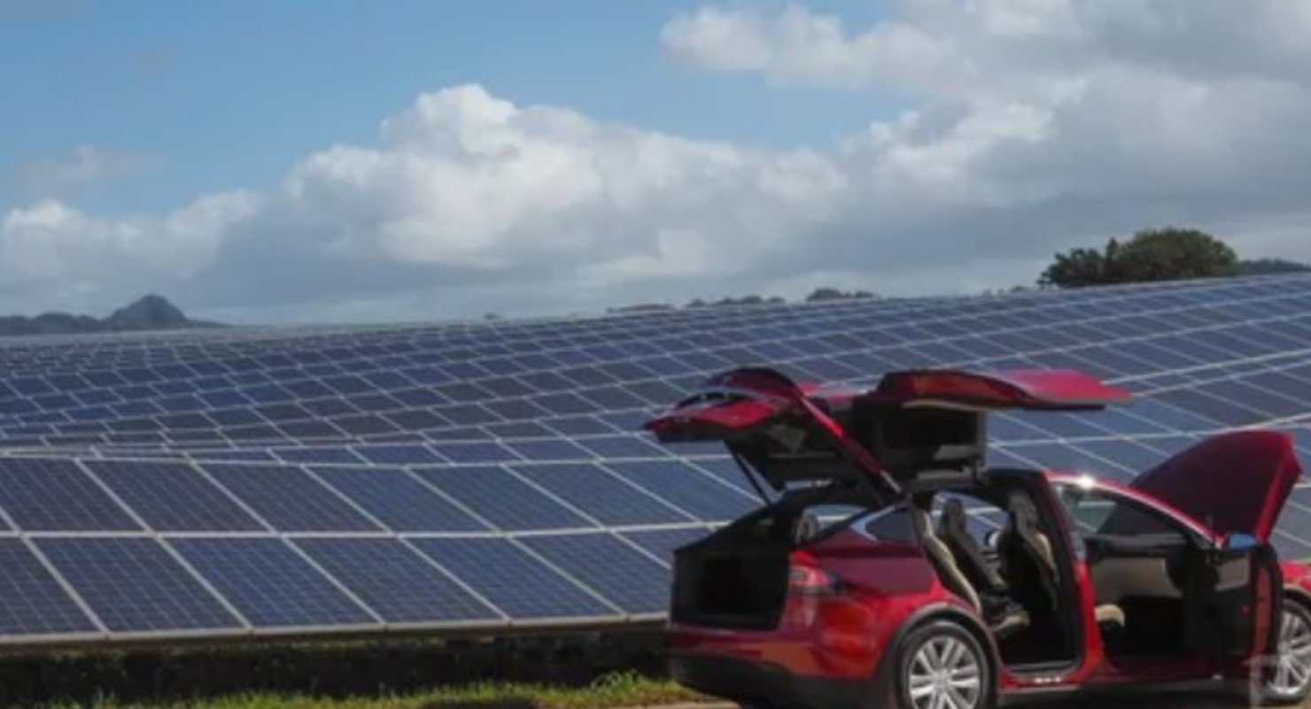 Солнечная энергия экологически чистая. Солнечная электростанция Tesla. Tesla солнечные панели. Tesla Solar Roof машина.