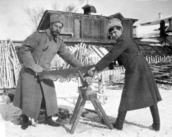 Николай II с Цесарвичем Алексеем в ссылке в Тобольске, зима 1917-1918 гг. (фото: Public domain)